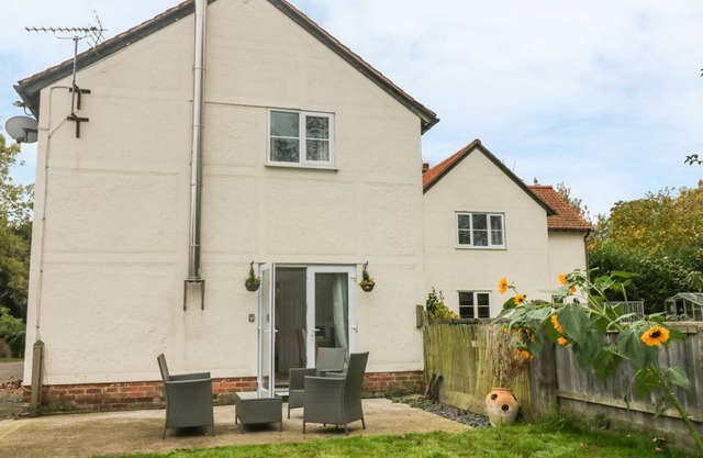 GARDEN COTTAGE - POUND FARM, pet friendly in Great Yeldham