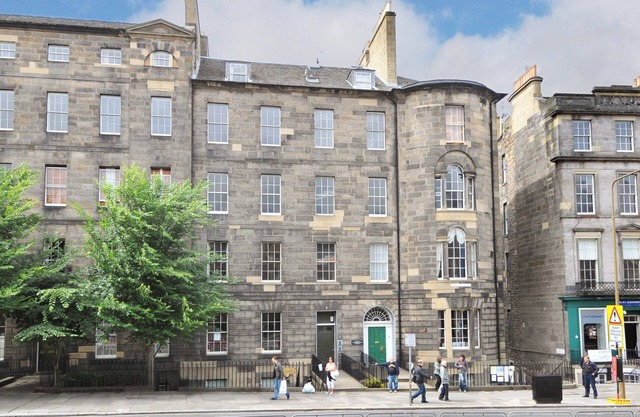 Gayfield Place [217] is a Conveniently located cosy 1 bedroom apartment in city centre