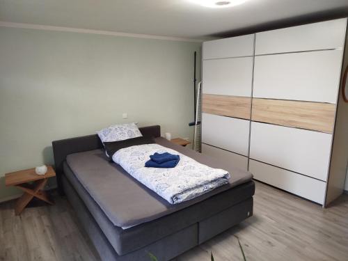 Geräumiges Zimmer mit Doppelbett, Bad und Küche