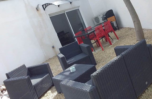 Gîte in the Aix countryside, 5 minutes from La Barben zoo, pets welcome