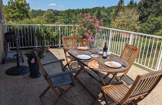 Gîte 'Le Bûcher' – Authentic Charm with Terrace, Balcony and Shared Garden in the Heart of Nature