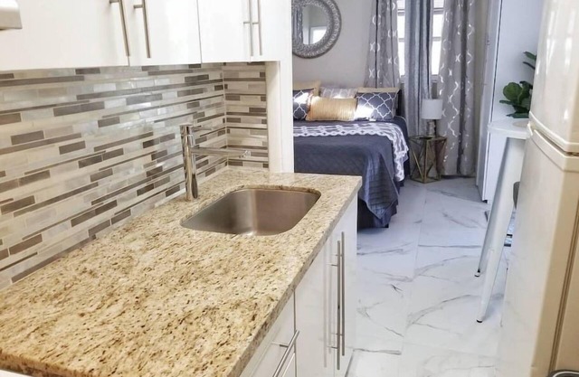 Glam Private Studio 4 Miles from Beach