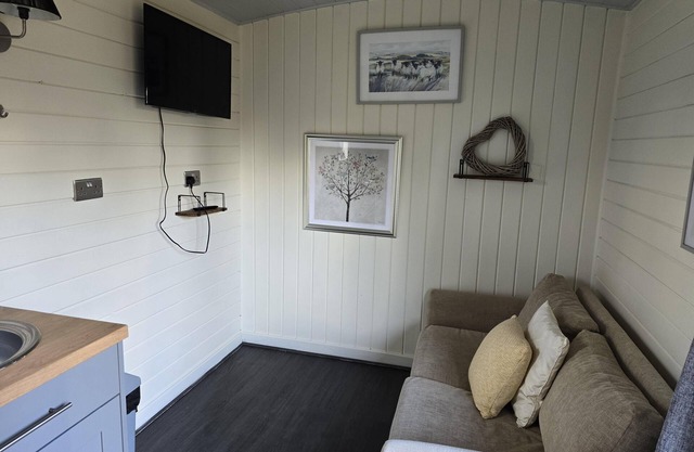 Glamping Hut - Sleeps 2, hot tub & parking