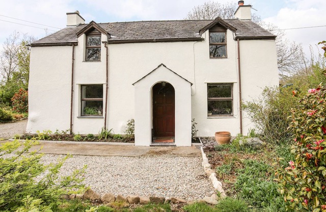GLAN GWNA BACH, family friendly, with open fire in Caernarfon