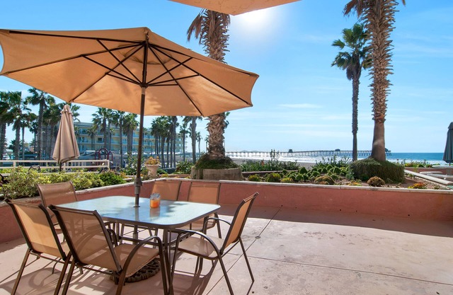 Gorgeous 2 Bedroom on the beach with Pool