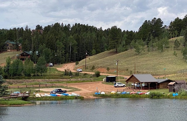 *Gorgeous 3bdrm Cabin Sleeps 12 on a Private Lake*