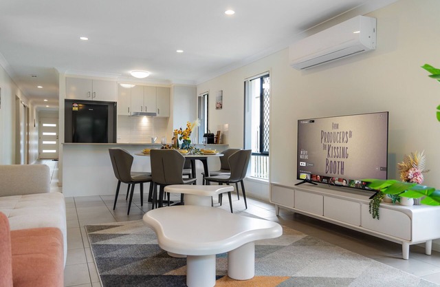 Gorgeous 4-bedroom Retreat@Hope Island