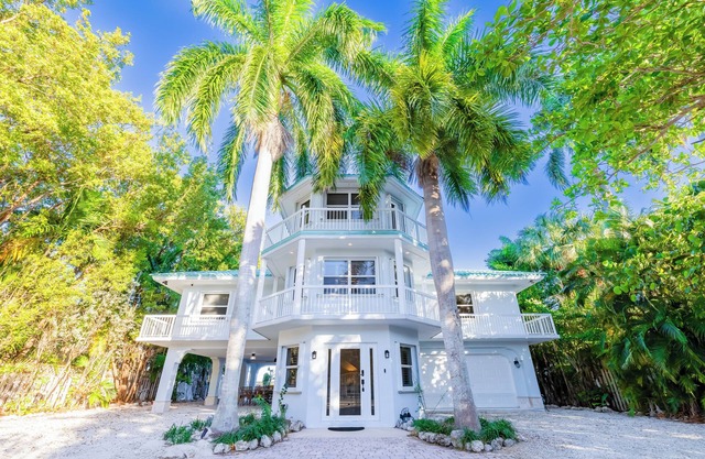 Gorgeous 5-bedroom laid back waterfront vacation house in Key Largo