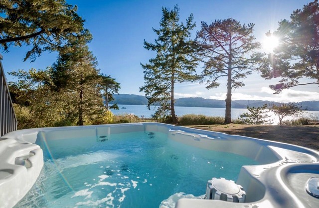 Gorgeous Bayside Cottage on Magical Tomales Bay (Point Reyes, Marshall)