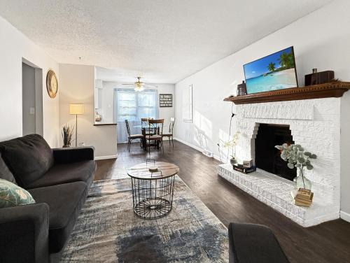 Gorgeous Clive Charmer, Near Shops, Trails & More!