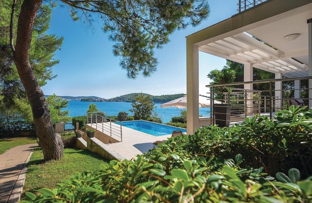 Gorgeous home in Rogoznica with kitchen