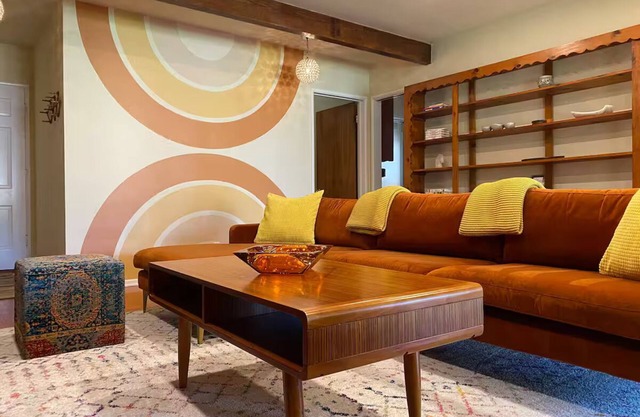 Gorgeous Retro Home w/private yard in Los Angeles