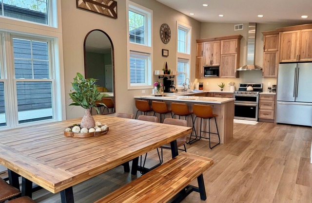 GORGEOUS WATERFRONT Views Modern Sauna 20% Off SKI Rental+Pass