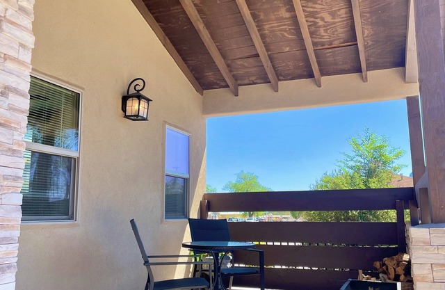 Great Downtown Location! Newer Home, Firepit