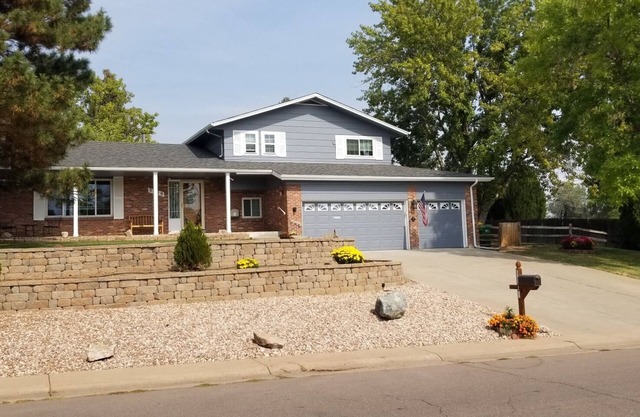 Great family vacation home on 1/2 acre in Littleton-SW Denver 3bd 2.5 baths