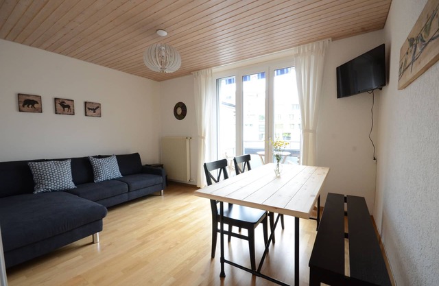 Great ground floor apartment. Air-conditioning. 3 min train station