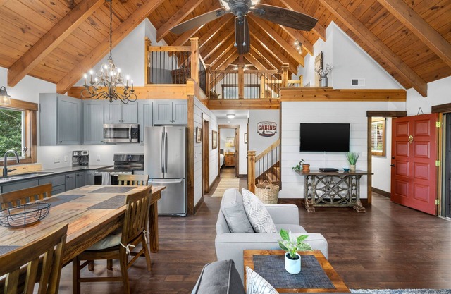 Great Location! Walk to Resort Amenities! Watch Golf from Deck! Pool Table!