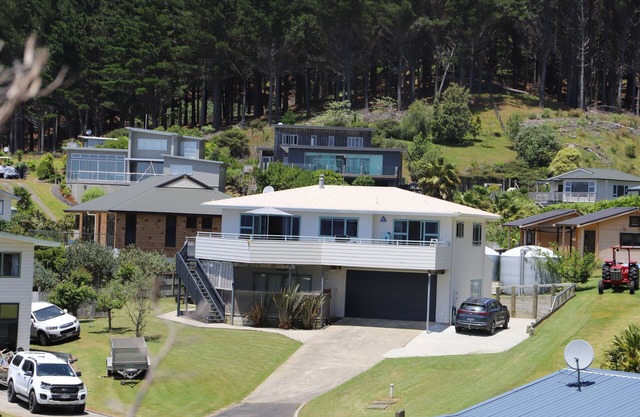 Great views, great family bach, super close to the beach and a spa pool!