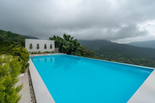 Green Atlas Villa with Infinity Pool Turf Theatre Jacuzzi - Official - GreenAtlasVilla-com
