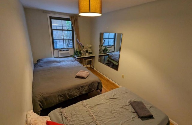 Ground floor townhouse near Subway in Williamsburg