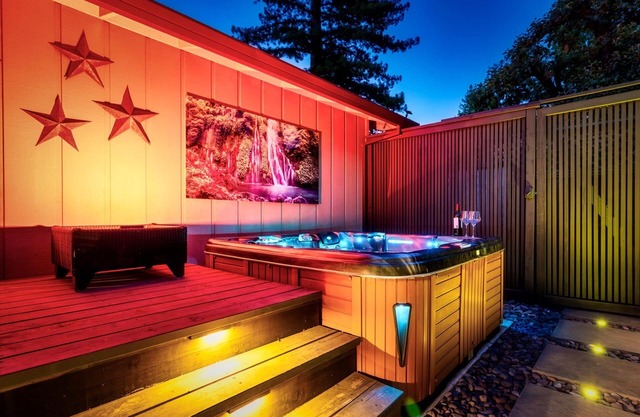 GuernevilleGetaway~Tranquil Escape w/Lounge, GameRm/HotTub/Pup/WiFi