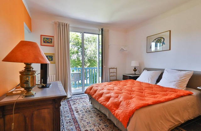 Guest Room 'Txori Etxea - Orange Room' with Pool, Terrace, Breakfast