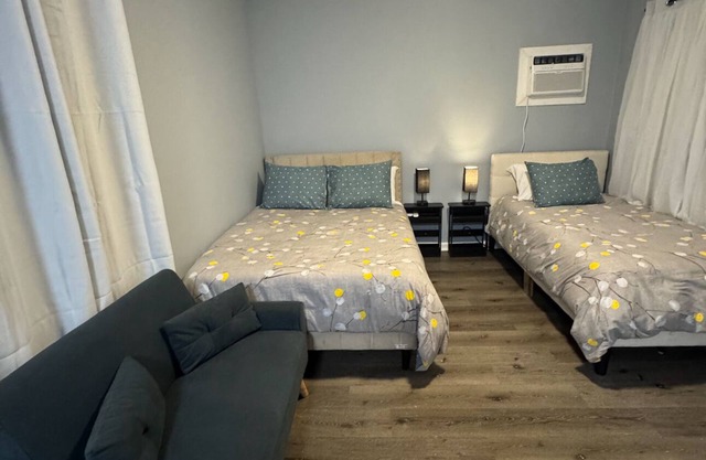 Guesthouse in quiet Pāhoa St with AC