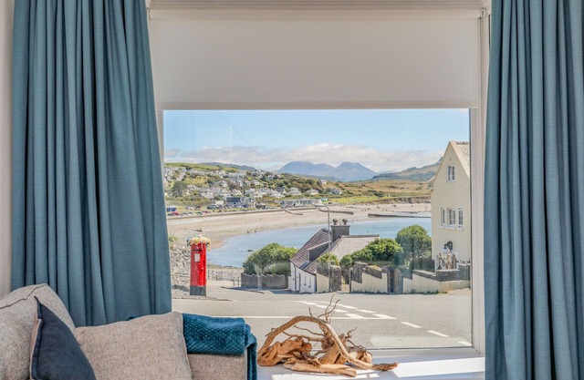GWYNLE - CRICCIETH, pet friendly in Criccieth