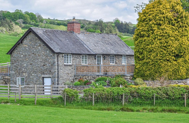 HAFAN, pet friendly, character holiday cottage in Llanerfyl