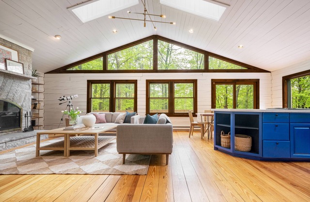 Half Moon by AvantStay | 4BR Cabin w/Large Deck & Yard