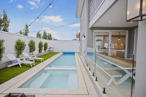 Hamptons in Torquay - 5 bath, Pool, Spa & Theatre!
