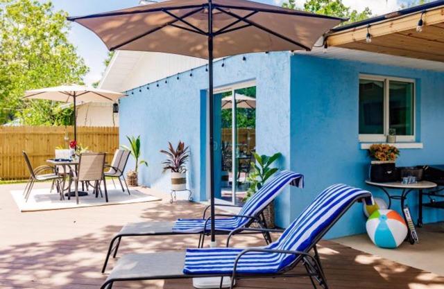 HAPPY FUN BLUE HOUSE for 8 people kids, pets friendly, 3 miles from the beach🏖️