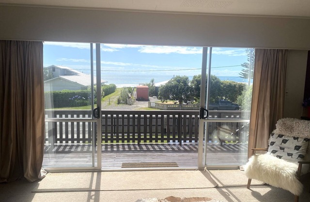 Harper House - 1 min walk to the beach!