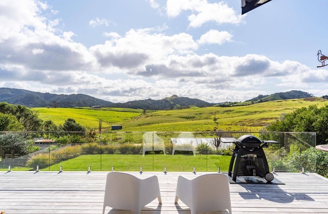 Hawk View - Large, sunny house with rural views and great living spaces