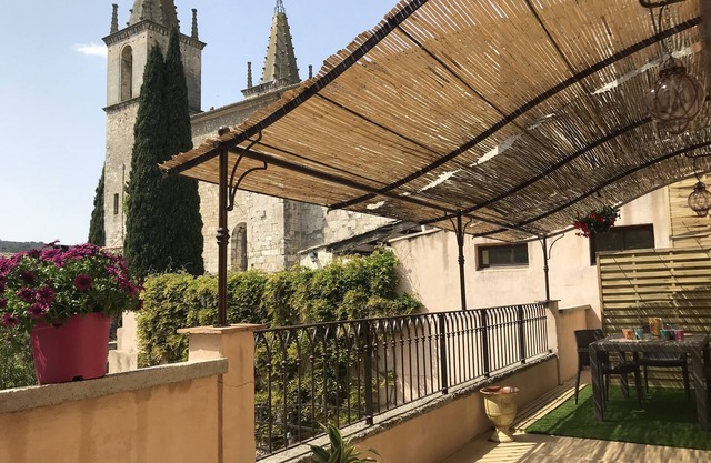Heart of Goudargues duplex apartment terrace plancha air conditioning dog on request