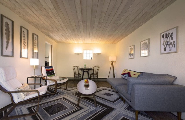 Heart of Santa Fe: Modern Guesthouse & Small Patio 6 Blocks to Plaza