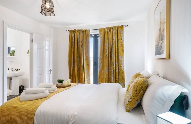 Heathrow 2 Bed 2 Bath Modern Apartment