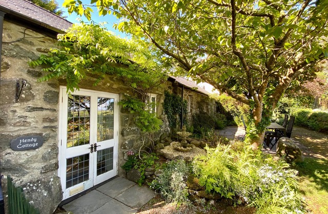 HENDY COTTAGE, pet friendly, character holiday cottage in Chwilog