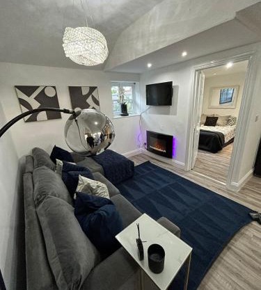 HERTFORD House with garden parking pet friendly pool room