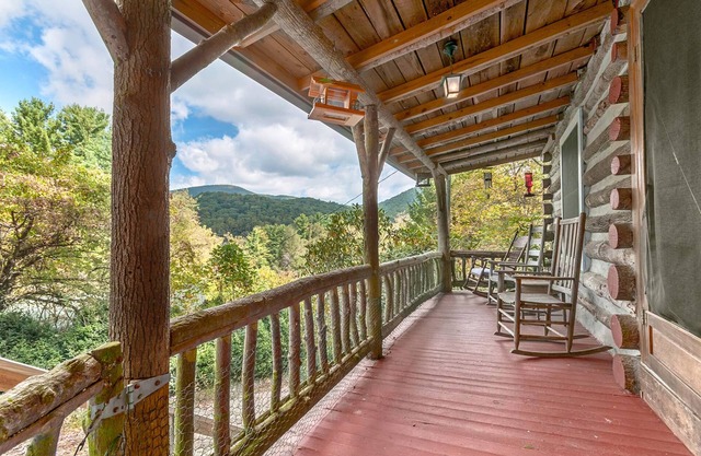 Hickory Nut Lodge, Romantic, Cozy, Amazing Views, Hot Tub, Fireplace, Pets OK