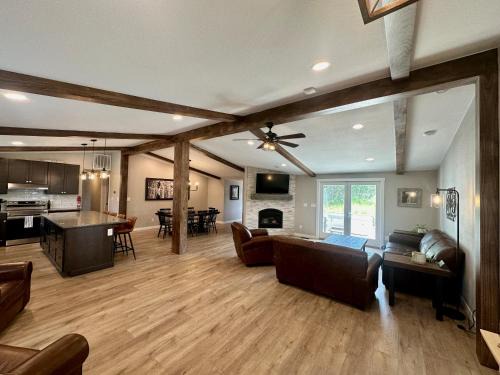 Hier Hideaway - Hot Tub - Fire Pit - King Beds