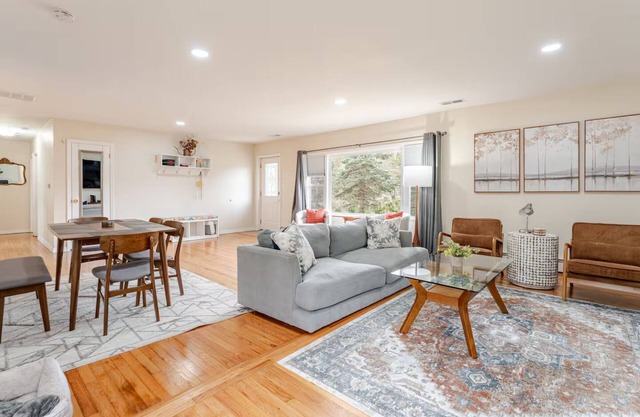 Higashi: New Paltz family home with King bed minutes to downtown