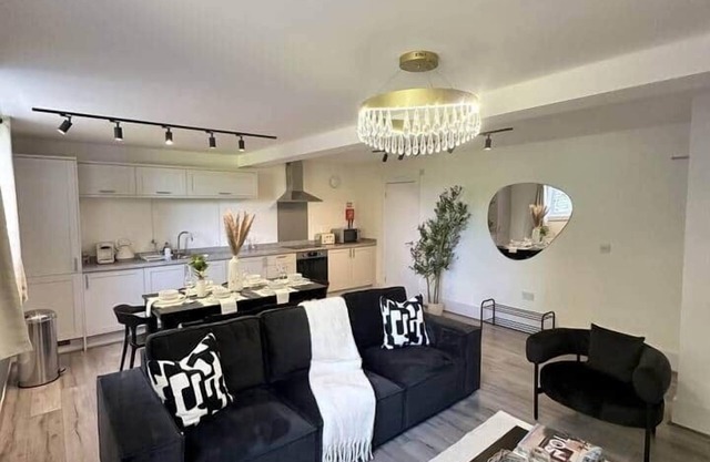 Hillgate Loft | Sleeps 6 | 3 Bathrooms