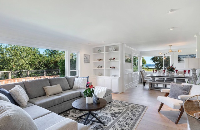 Hillside Haven: Bayview Pool & Hot Tub