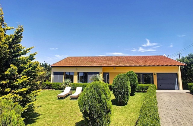 Hillside House by LovelyStay