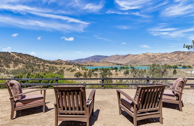 Hilltop 4BR Lake View Home with Jacuzzi, Pool Table, Wi-Fi