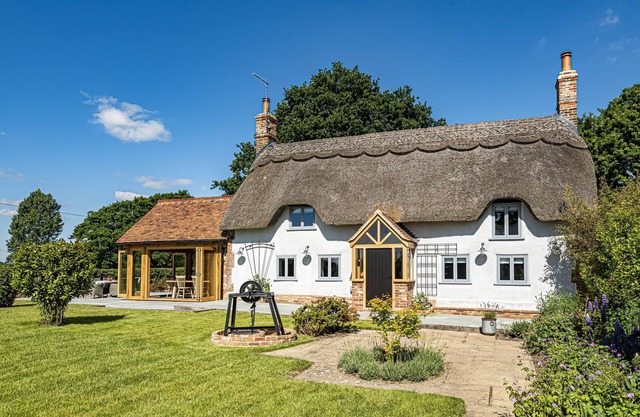 Hilltop Cottage - a thatched cottage that sleeps up to 4 guests in 2 bedrooms