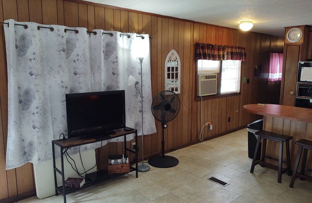 Hilltop Hideaway is a Spacious, Farmhouse style Mobile Home-Lake Sam Rayburn, TX