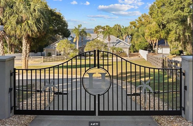 Hilltop Hideaway- Pet Friendly Lake Weir Retreat W/Sandy Beach & Pool