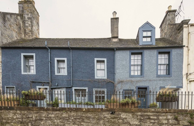 Historic 1600s townhouse in South Queensferry with Forth Bridge views and easy Edinburgh access.